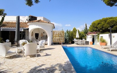 Lovely, cosy villa with a beautiful garden.
